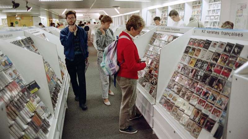  Loja de cassetes em Paris, em 1987; alguns artistas renomados relançaram suas obras nessa mídia